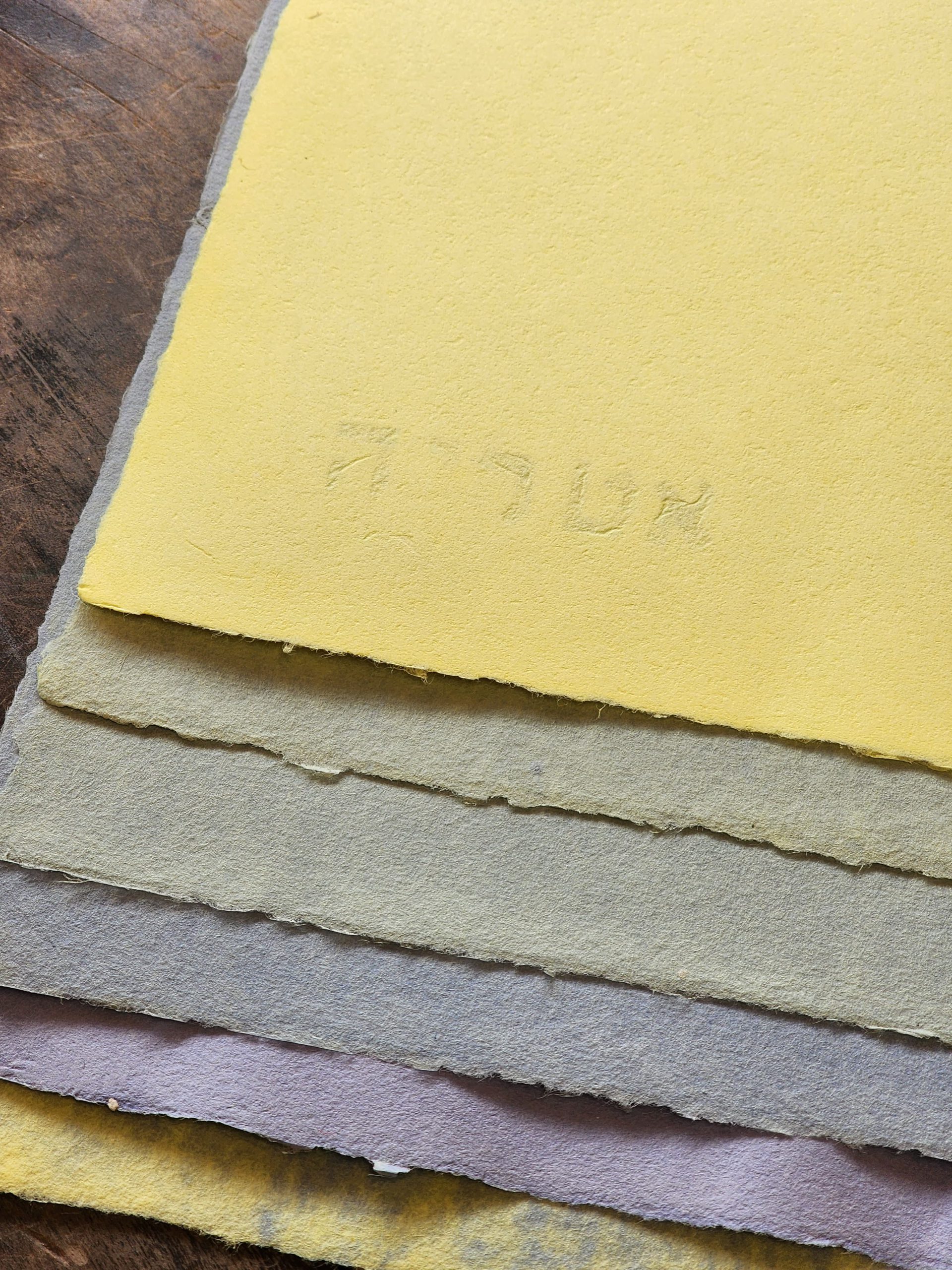 נייר יזהר נוימן - סידרת ״המכתש הגדול״, גוון מעברים (צהוב לכחול) – תמונה 2